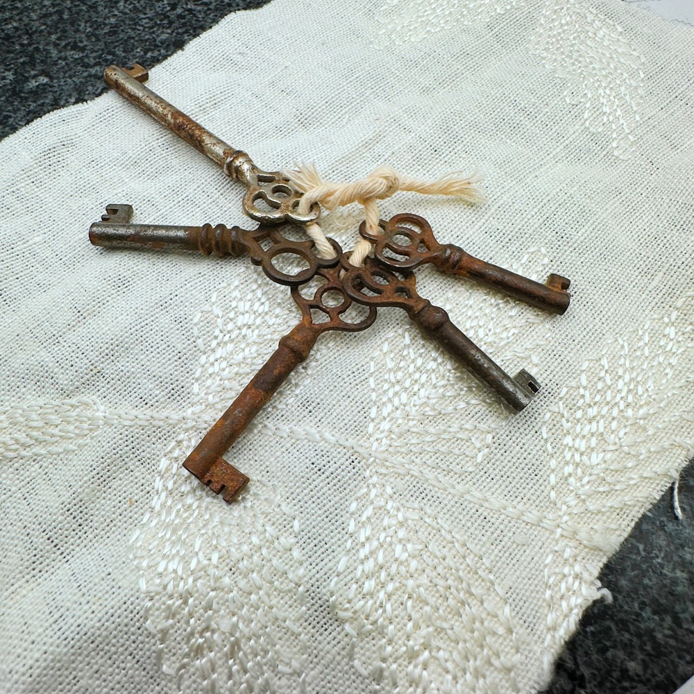 Lot of 11 Vintage Skeleton Keys Mixed Metal Rusty Brass Jewelry Craft Supply - Picture 5 of 5